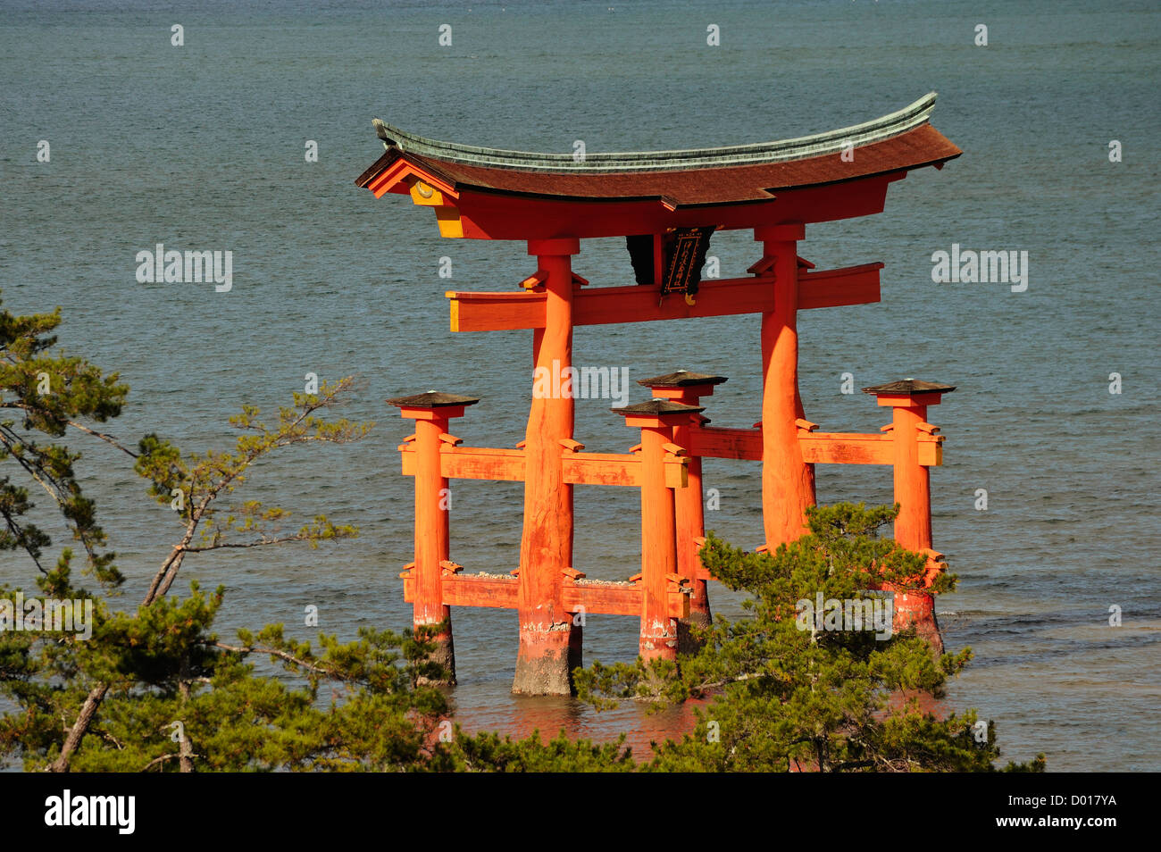 Il famoso mare-gate o torii di Sacrario di Itsukushima sull'isola di Miyajima, Giappone Foto Stock