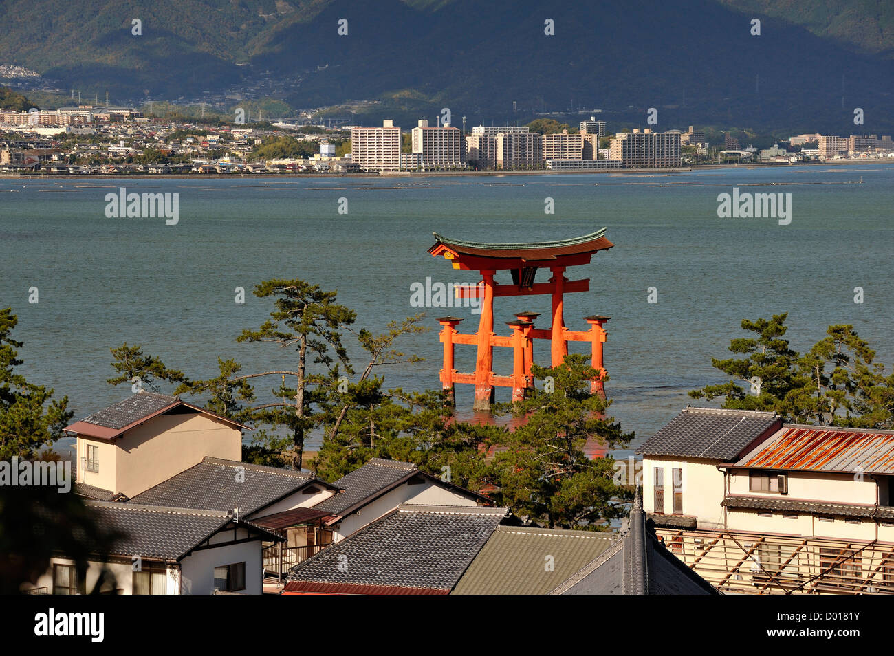 Il famoso mare-gate o torii di Sacrario di Itsukushima sull'isola di Miyajima, Giappone Foto Stock