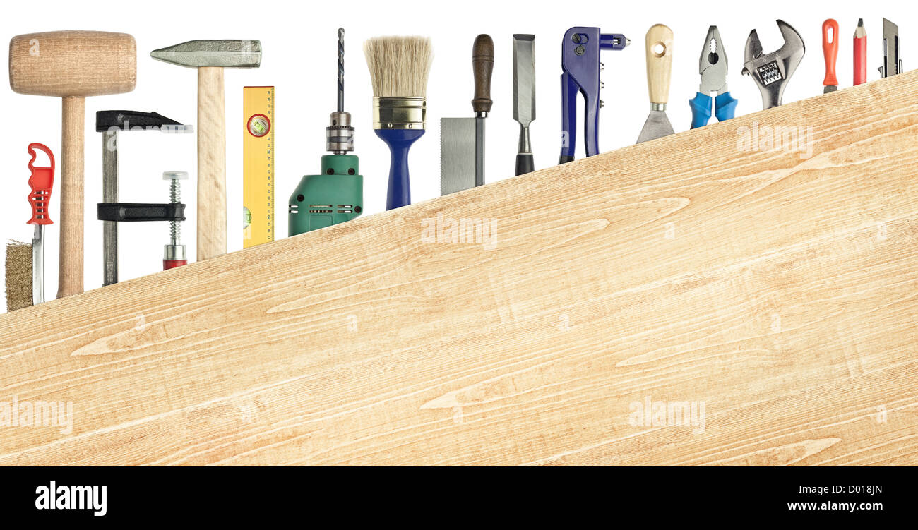 La carpenteria, la costruzione dello sfondo. Strumenti sotto l'asse di legno. Foto Stock