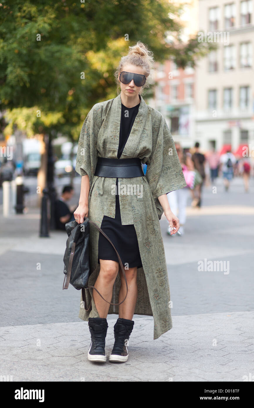 Street style immagine della ragazza in avanguardisti kimono occhiali da  sole abito indossando Damir Doma e un kimono vintage Foto stock - Alamy