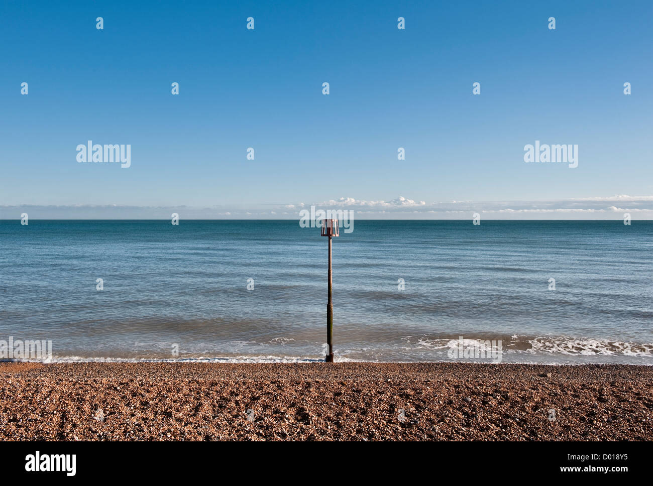 Un "contrassegno laterale" del porto dipinto di rosso o un marcatore del canale sulla spiaggia di ghiaia a Kingsdown, Near Deal, Kent, UK Foto Stock