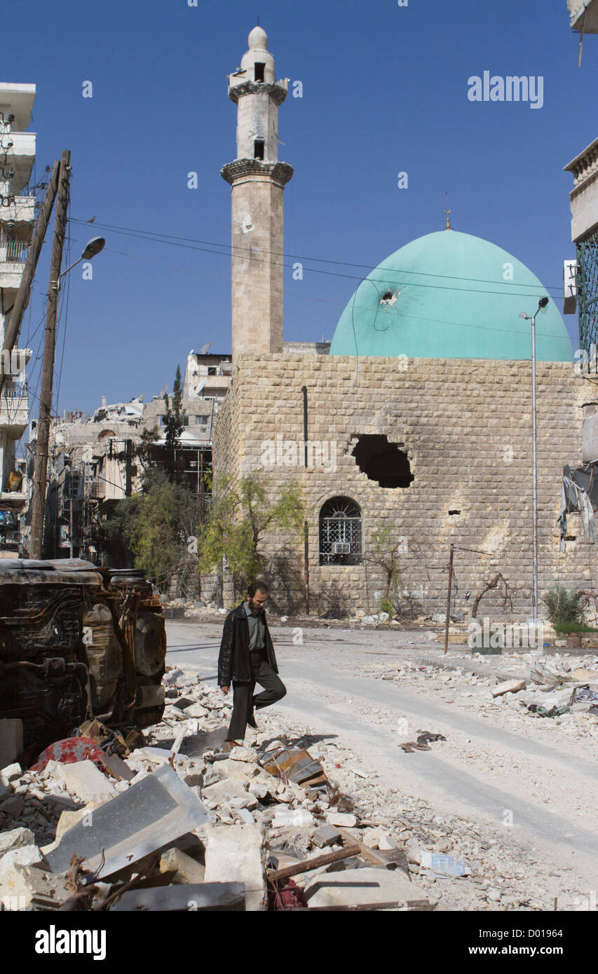 Aleppo, Siria: un uomo cammina per le strade di fronte alla Sala Hedeen moschea. Le manifestazioni sono iniziate a questa moschea che Foto Stock