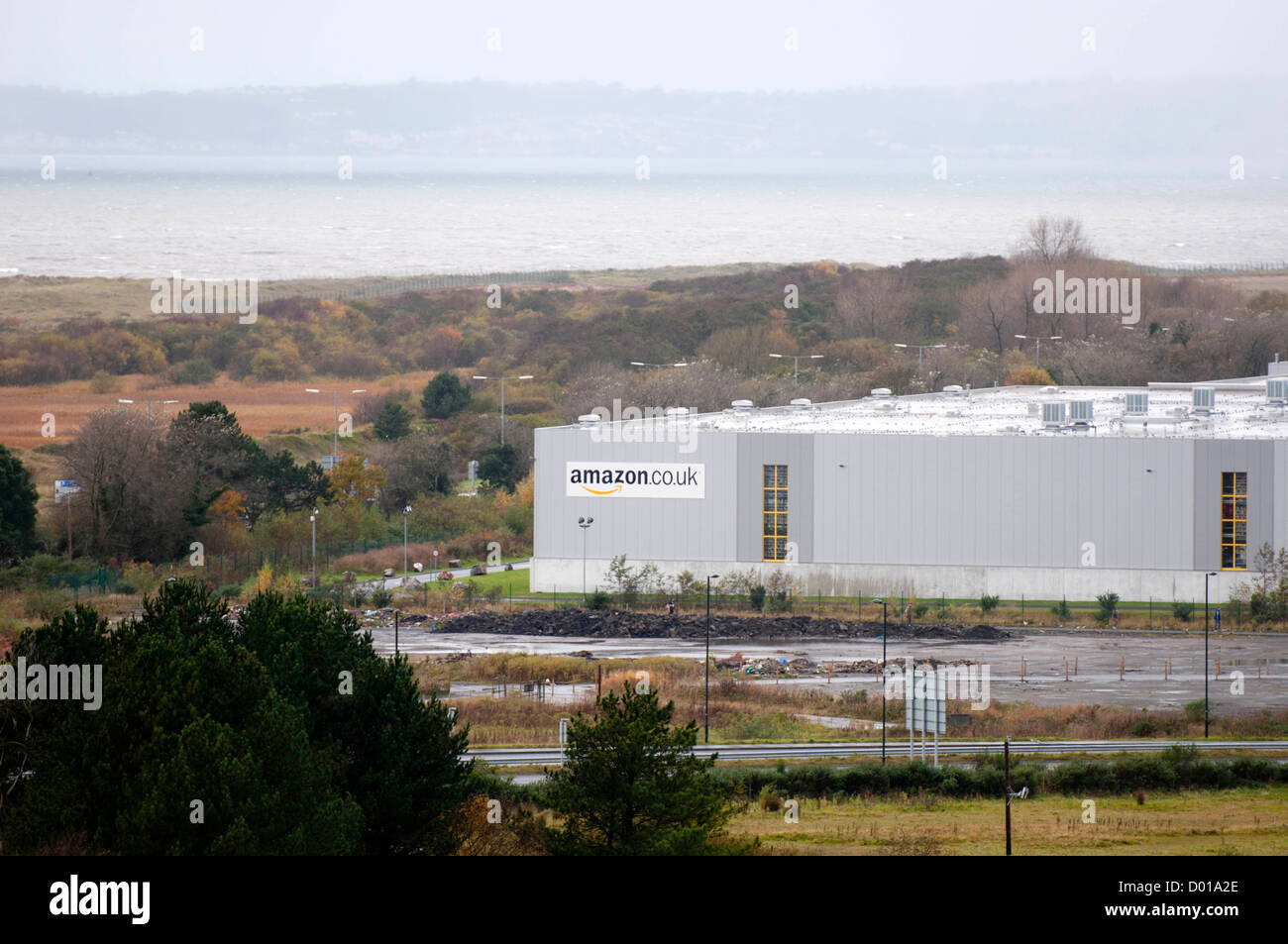 Massive Amazon di magazzino di distribuzione sul bordo di Swansea. Foto Stock