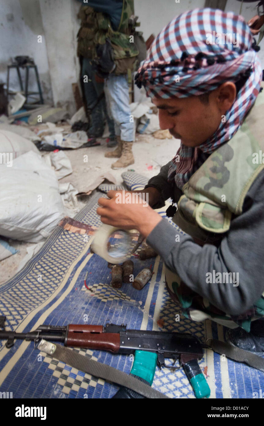 Ottobre 25, 2012 - Aleppo, Siria: un libero esercito siriano stati prepara una fatta in casa granata in Safa. Foto Stock