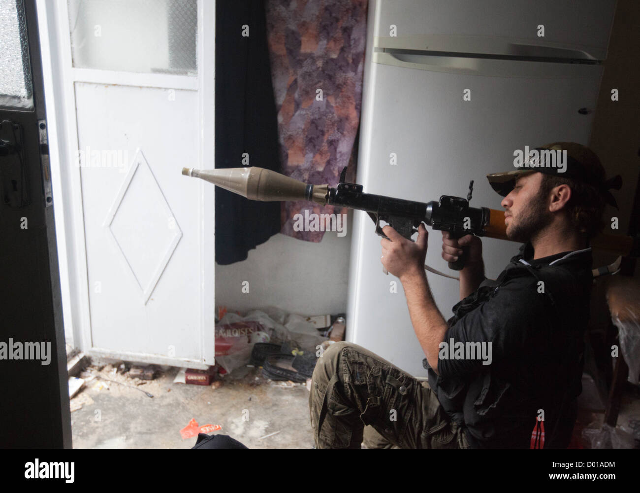 Ottobre 25, 2012 - Aleppo, Siria: un libero esercito siriano stati prende la mira con un RPG lanciarazzi granata in Safa. Foto Stock