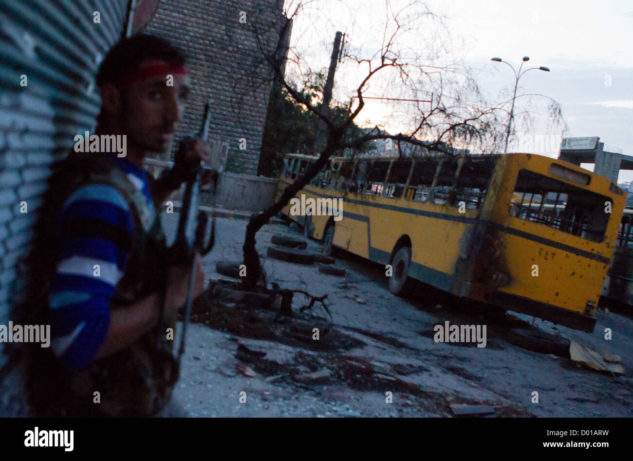 Ottobre 23, 2012 - Aleppo, Siria: Libero esercito siriano membri prendere la copertura da cecchini nelle strade di m Bustan Al Basha. Foto Stock