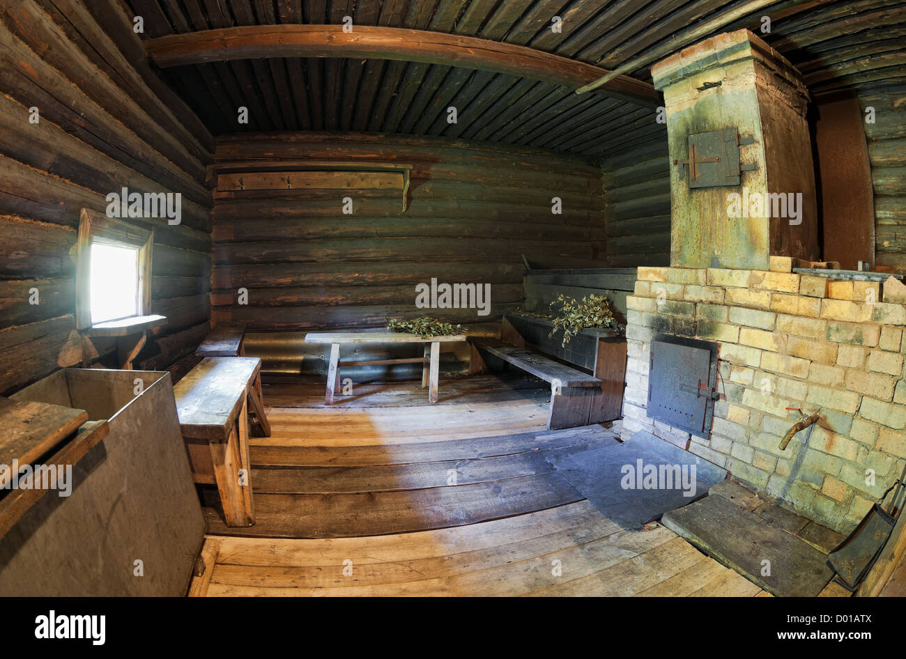 Forno di mattoni in un russo bagno in legno Foto Stock