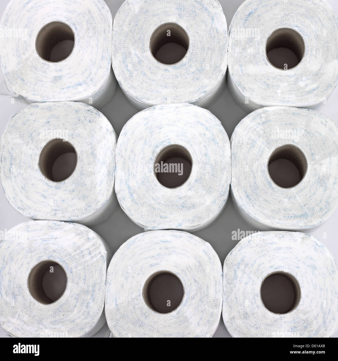 Rotoli di carta igienica su uno sfondo luminoso Foto Stock