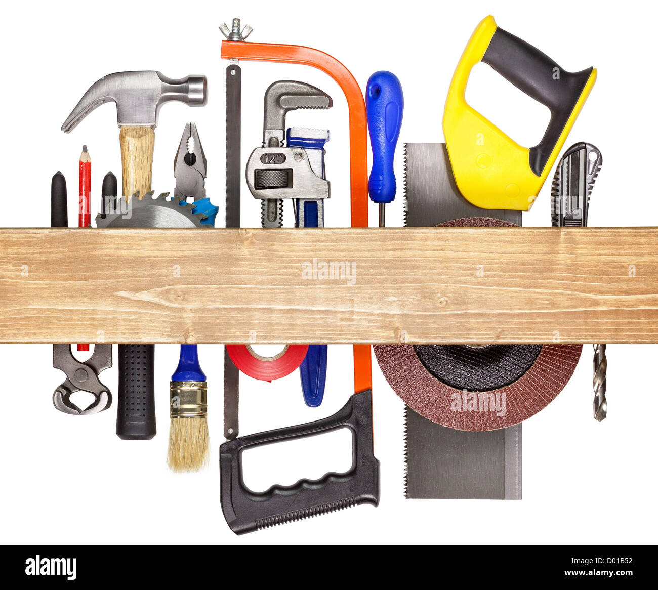 La carpenteria, la costruzione di strumenti hardware sotto l'asse di legno. Foto Stock