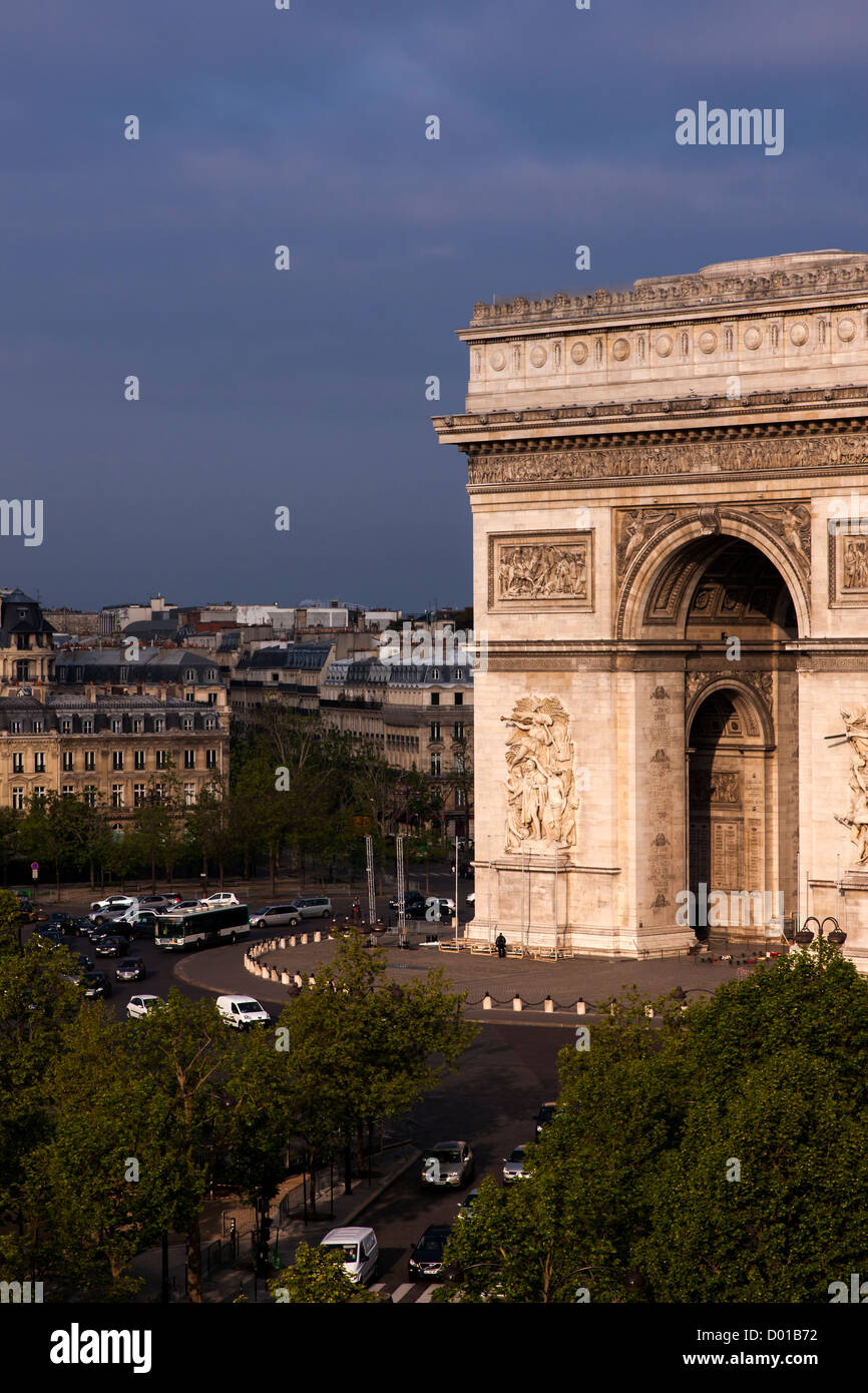 Parigi Francia Arc de Triomphe Evening Light copia ritratto spaziale Foto Stock