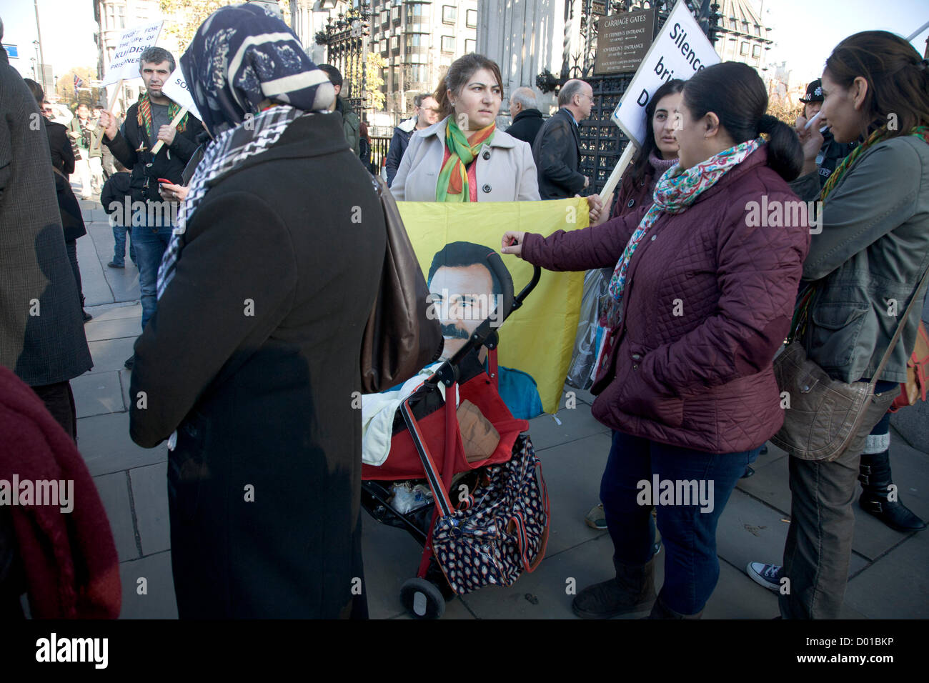 Il 14 novembre 2012. Londra REGNO UNITO. Un gruppo di dimostranti inscenare una protesta al di fuori della sede del parlamento di Westminster per il curdo dei diritti politici in Turchia Foto Stock