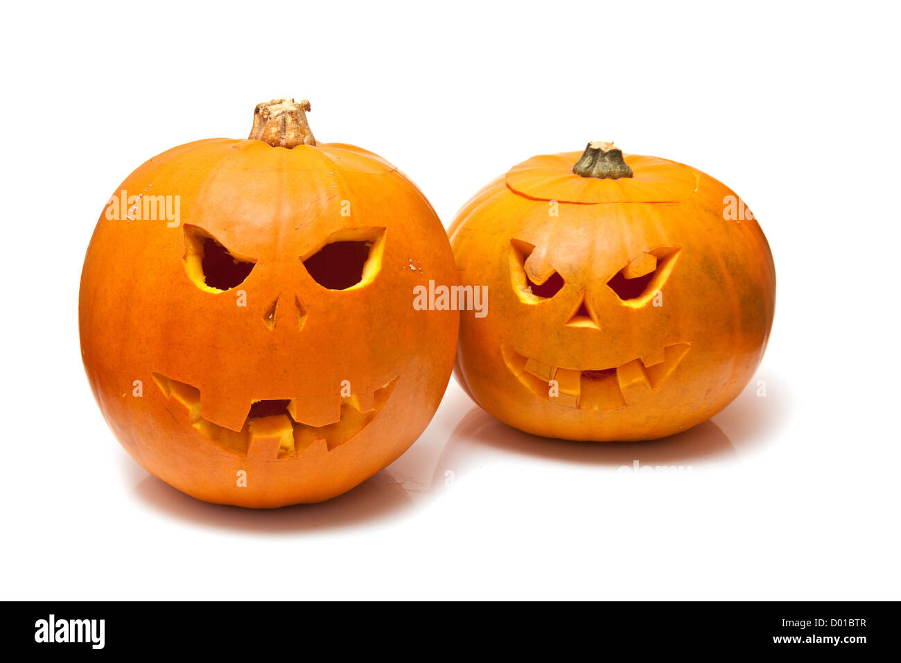 Scolpite Halloween zucca lanterna isolato su una bianca di sfondo per studio. Foto Stock