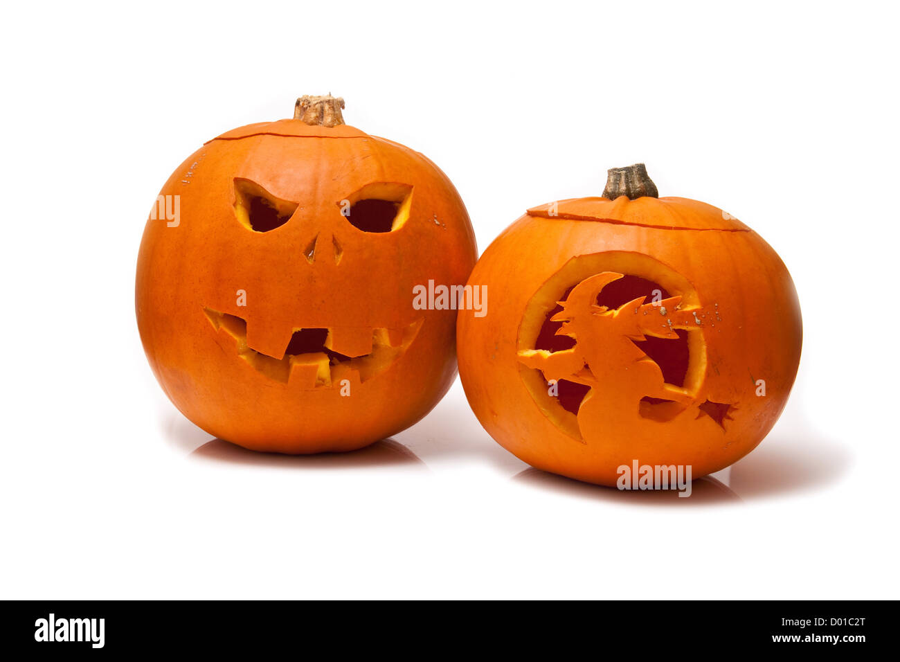 Scolpite Halloween zucca lanterna isolato su una bianca di sfondo per studio. Foto Stock