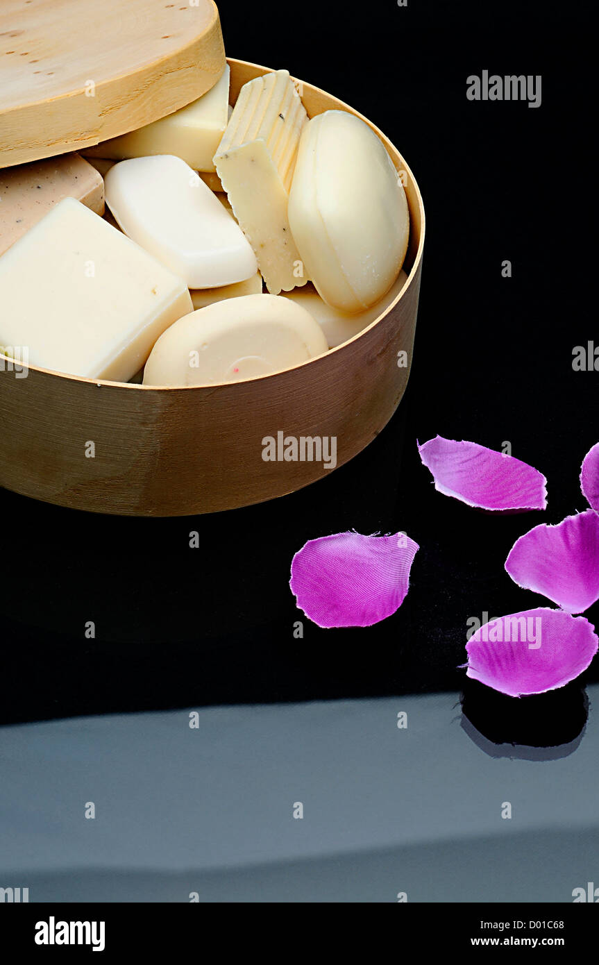 Sapone in caso di legno con rose Foto Stock
