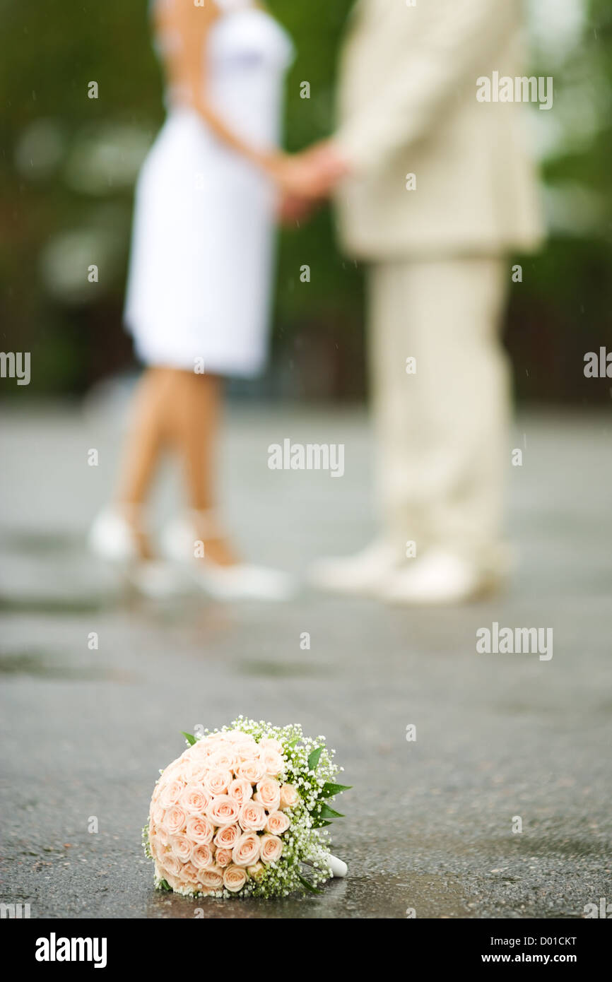 Sposa bouquet nuova coppia sposata tenendo le mani Foto Stock