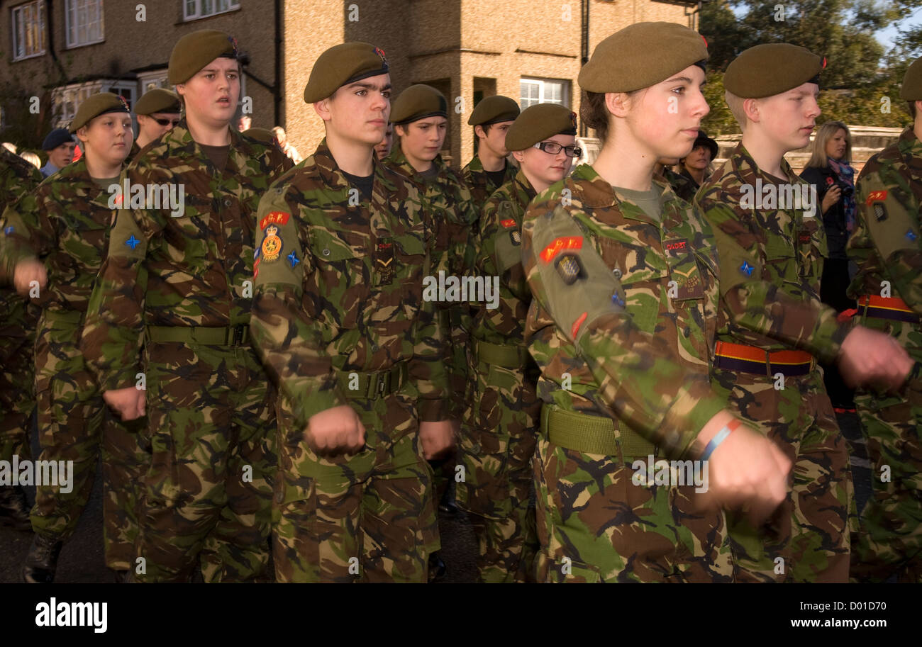 I membri dell'esercito di cadetti in marcia sul ricordo domenica, Haslemere, Surrey, Regno Unito. 11.11.2012. Foto Stock