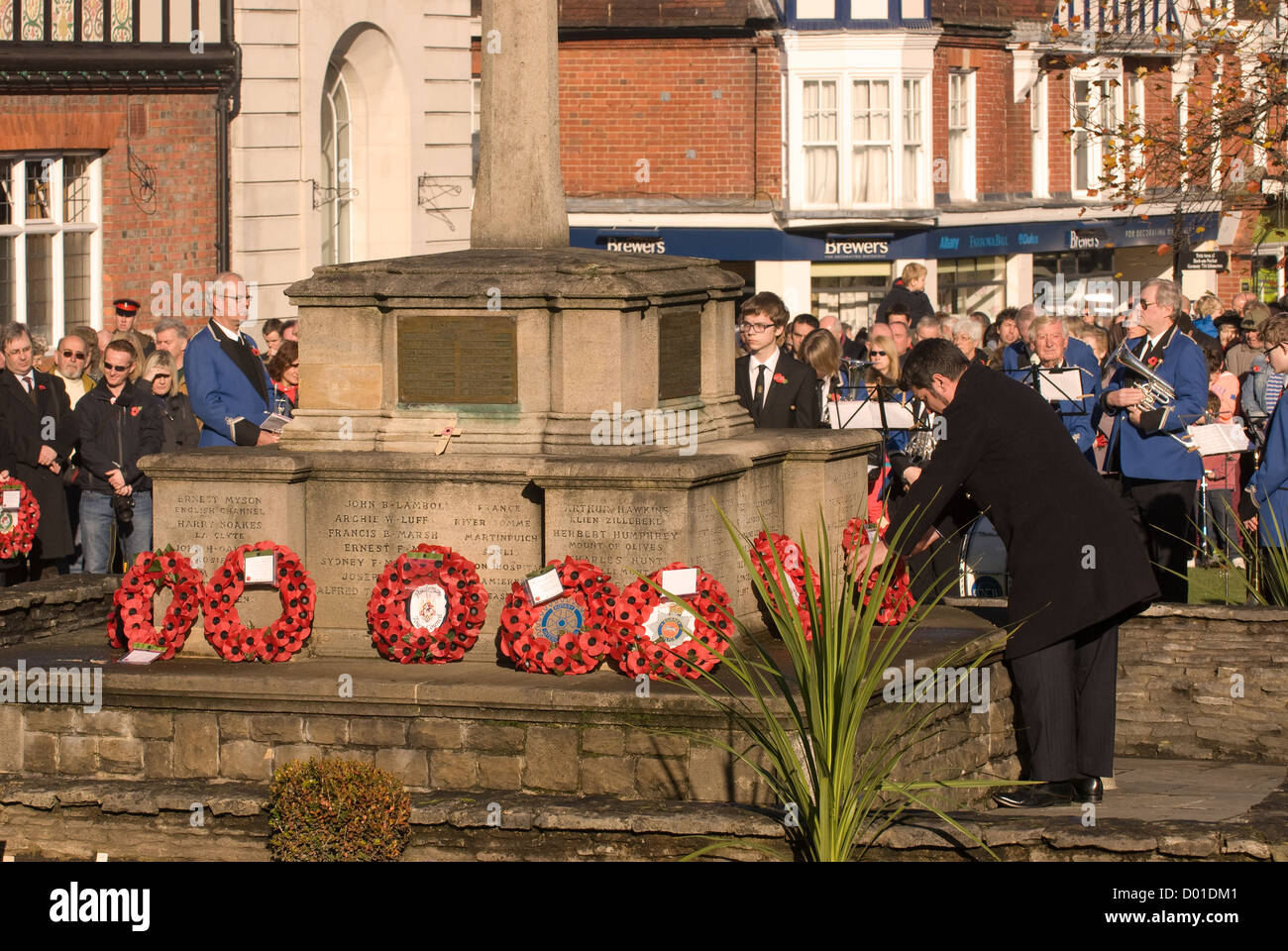 La posa di una corona sul ricordo domenica, High Street, Haslemere, Surrey, Regno Unito. 11.11.2012. Foto Stock