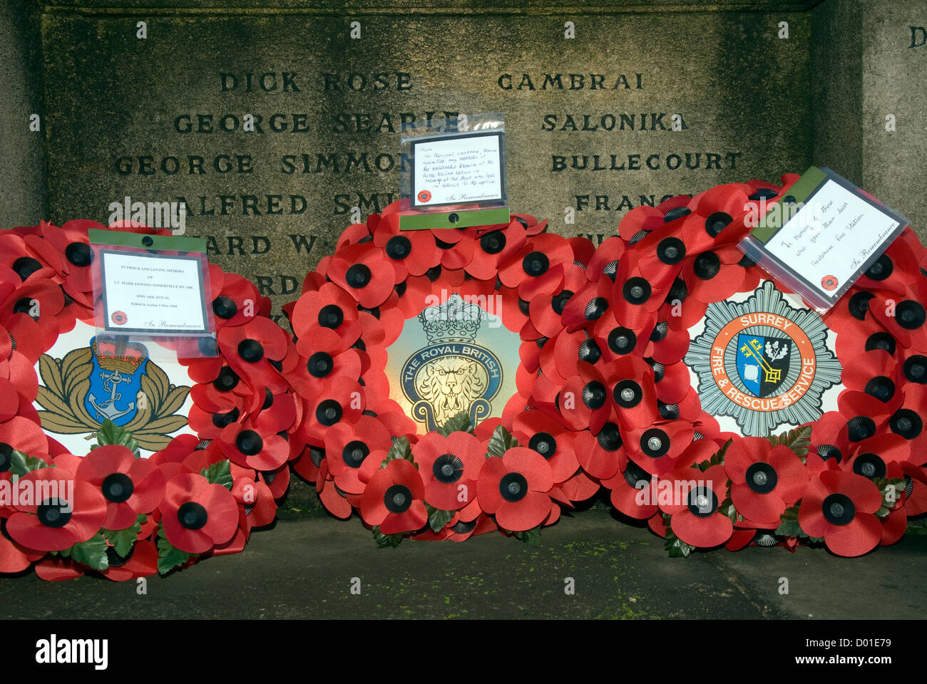 Corone di fiori che ornano il memoriale di guerra sul ricordo domenica, High Street, Haslemere, Surrey, Regno Unito.11.11.2012. Foto Stock