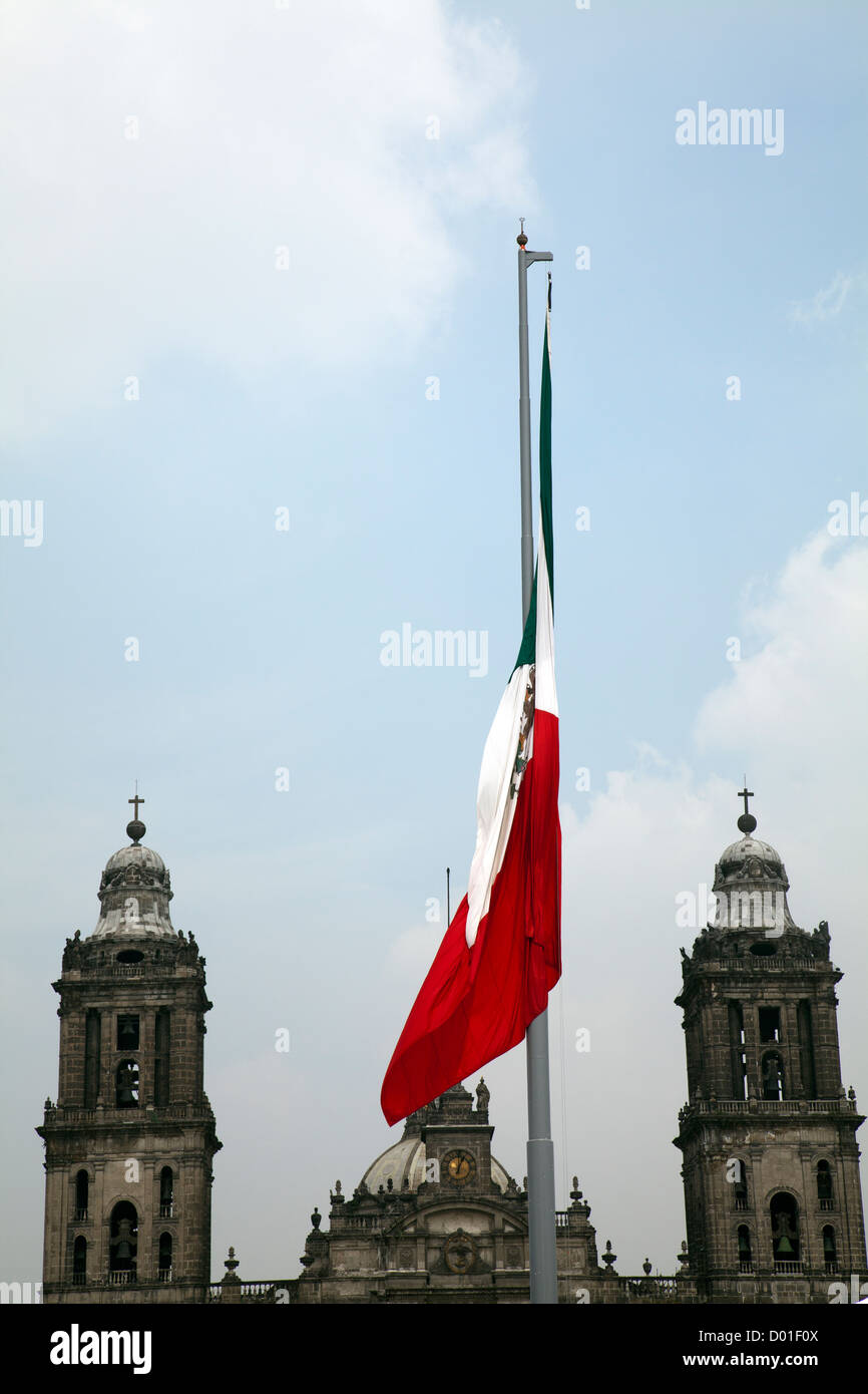 Grande bandiera messicana sulla piazza Zocalo a Città del Messico DF Foto Stock