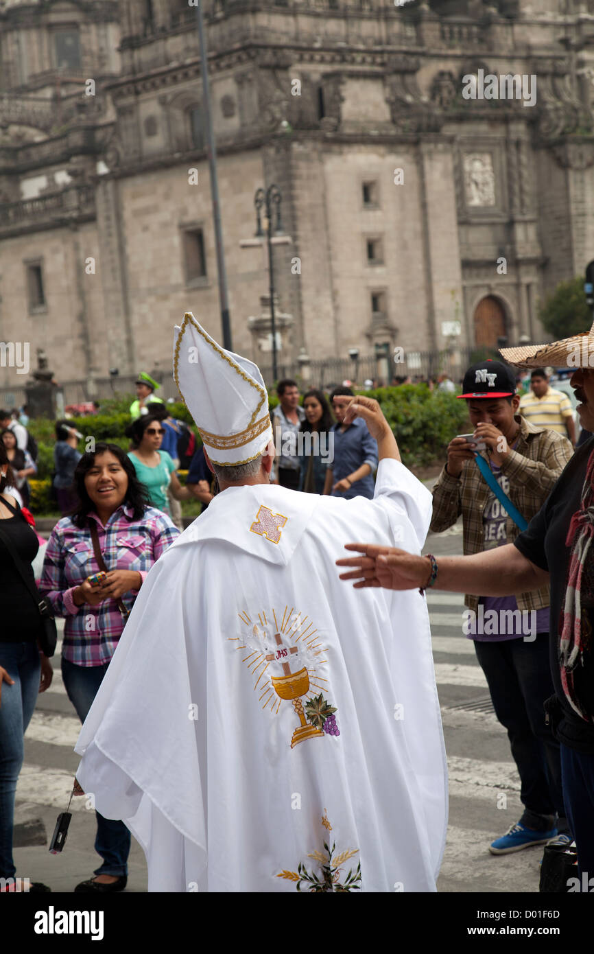 Donna vestita come papa nel sentimento anti tira un dito sullo Zocalo a Città del Messico DF Foto Stock