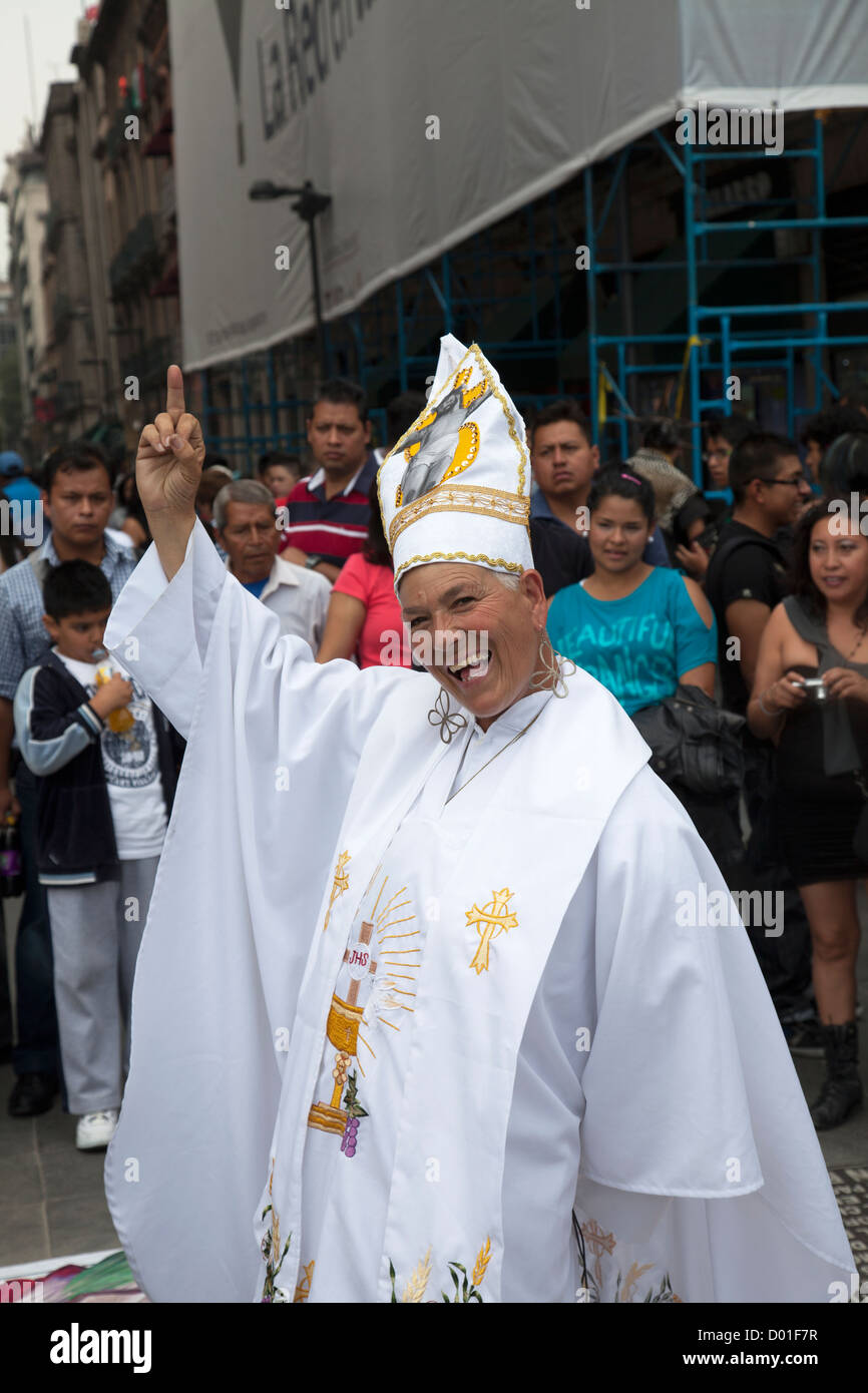 Donna vestita come papa nel sentimento anti tira un dito sullo Zocalo a Città del Messico DF Foto Stock