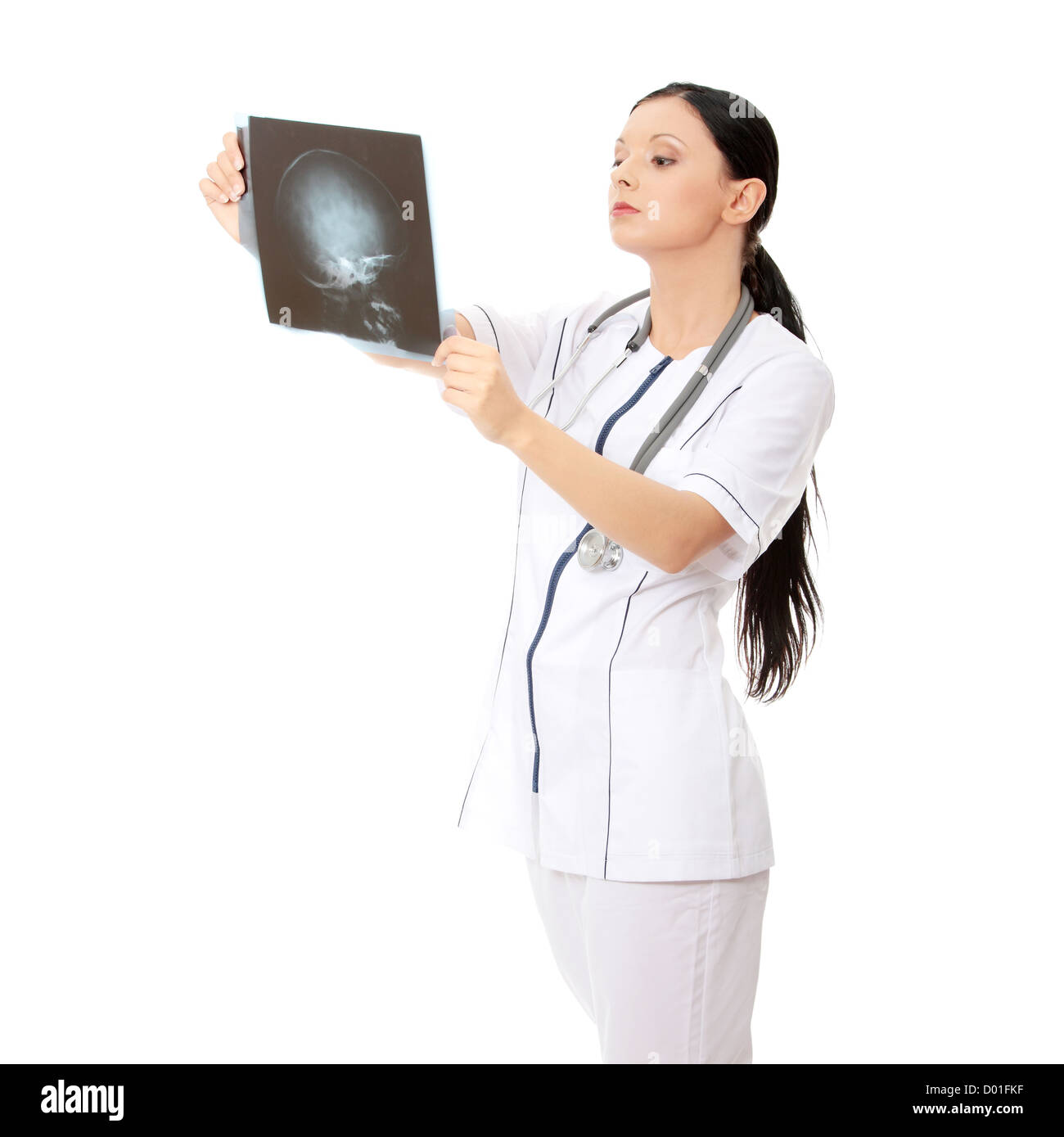 Ritratto di pensosa medico donna in uniforme guardando l'immagine a raggi x. Isolato su sfondo bianco Foto Stock Ritratto di pensosa medico donna in uniforme guardando l'immagine a raggi x. Isolato su sfondo bianco Foto Stock