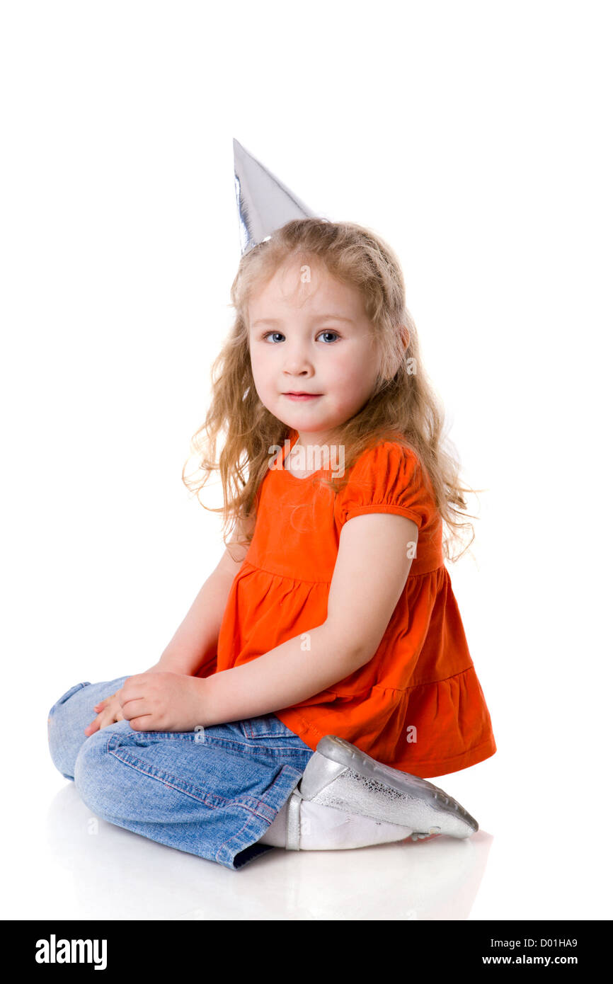 Compleanno ragazza indossando scarpe color argento e cappuccio seduta isolato su bianco Foto Stock