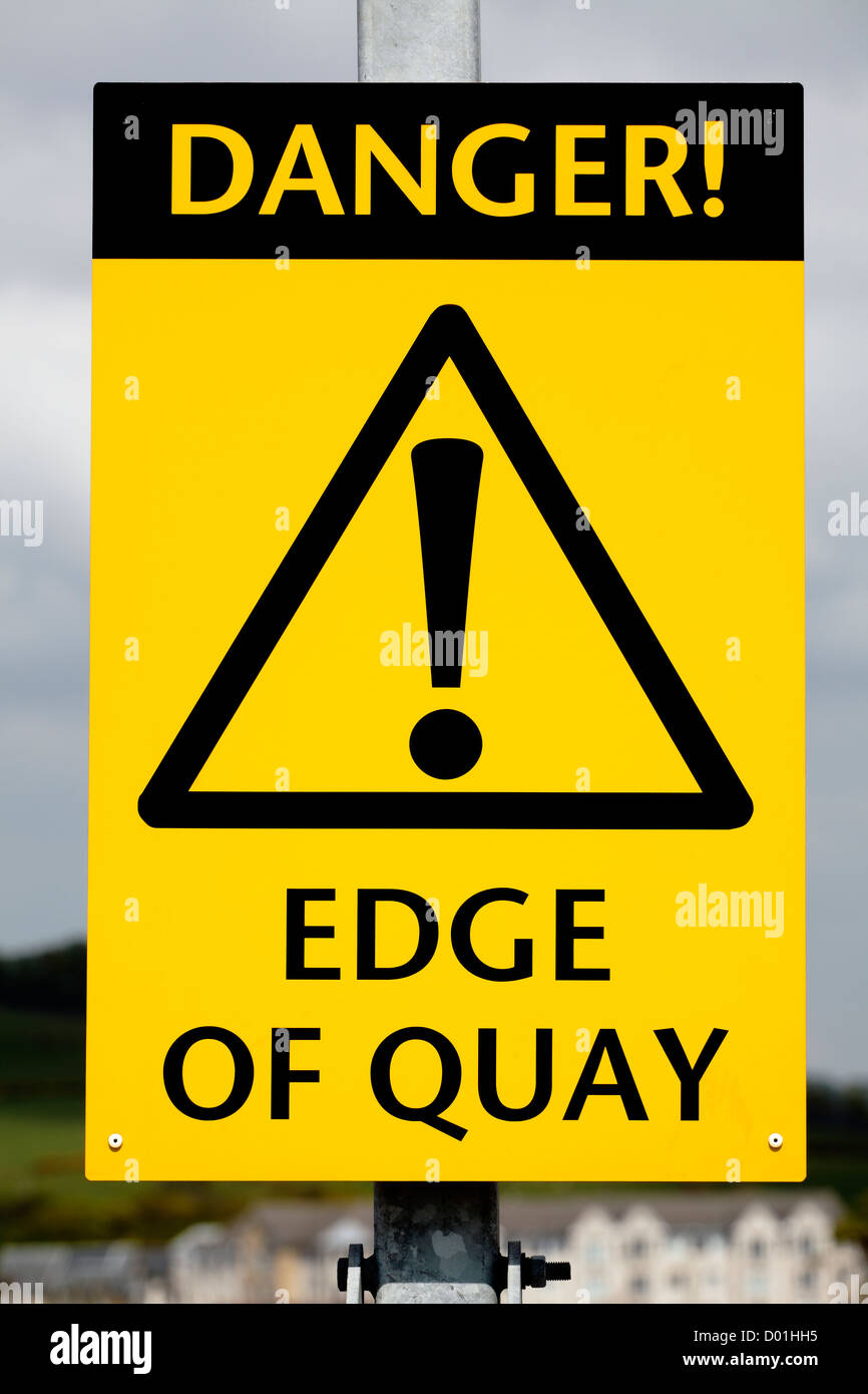Un pericolo bordo della banchina segno di avvertimento per i pedoni e gli automobilisti e i ciclisti in Scozia, Regno Unito Foto Stock