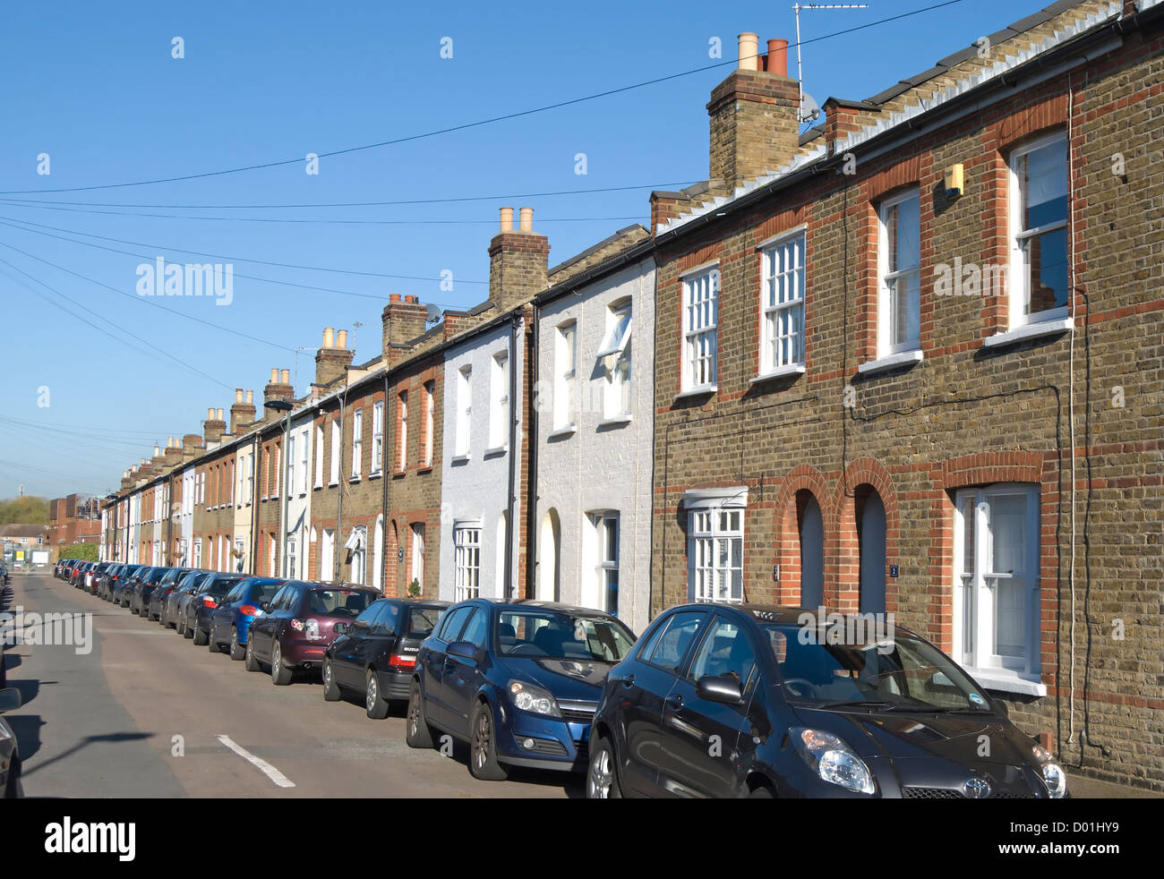 Fila di Victorian case a schiera su una vettura da strada fiancheggiata a Twickenham, middlesex, Inghilterra Foto Stock