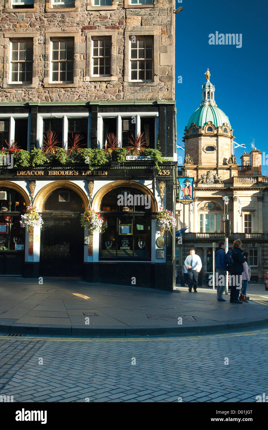 Il diacono Brodie's Tavern, una casa pubblica sul Royal Mile di Edimburgo Foto Stock