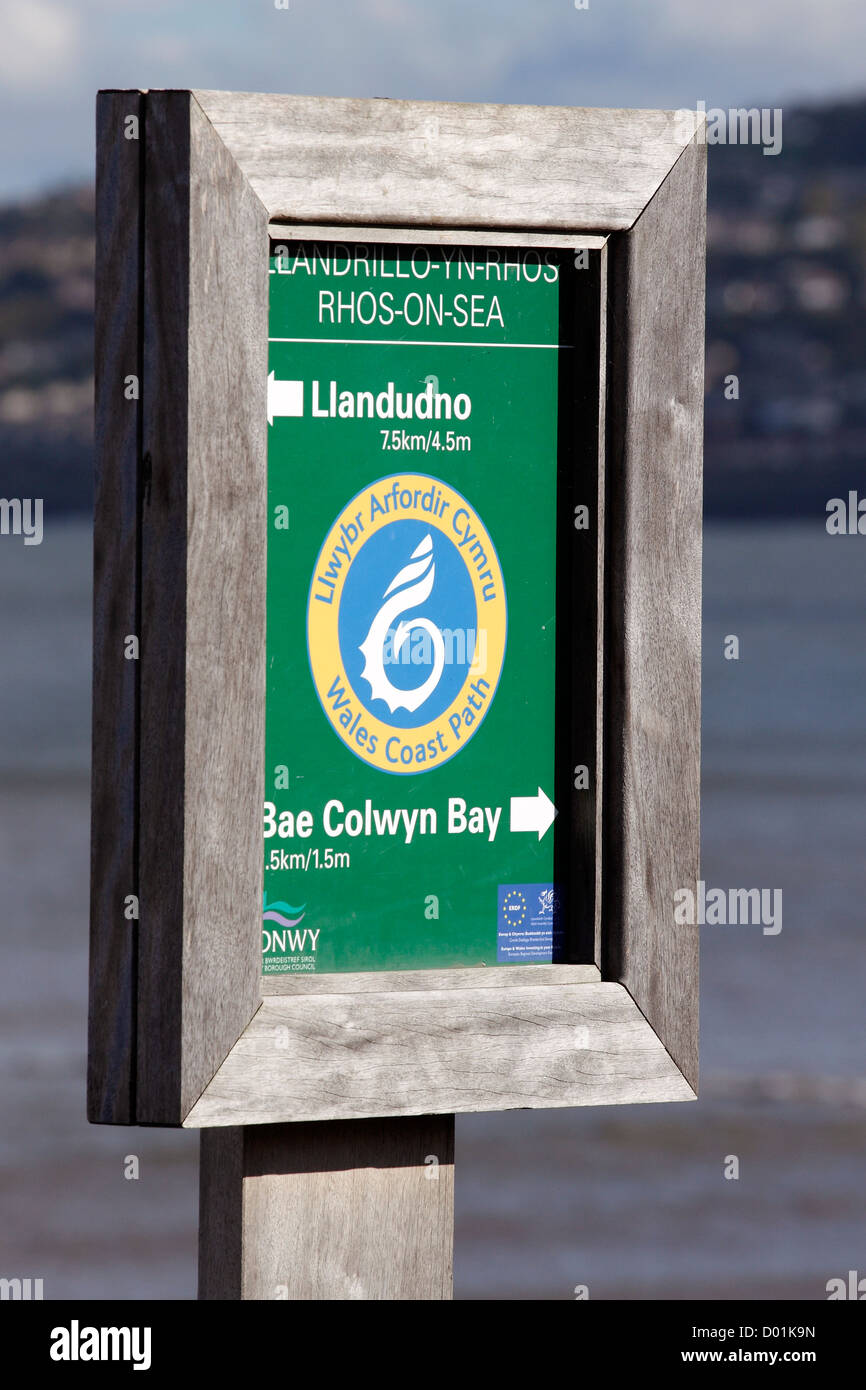 Un Galles sentiero costiero accedi Rhos sul mare, il Galles del Nord a dare indicazioni e distanze e Llandudno Colwyn Bay. Foto Stock