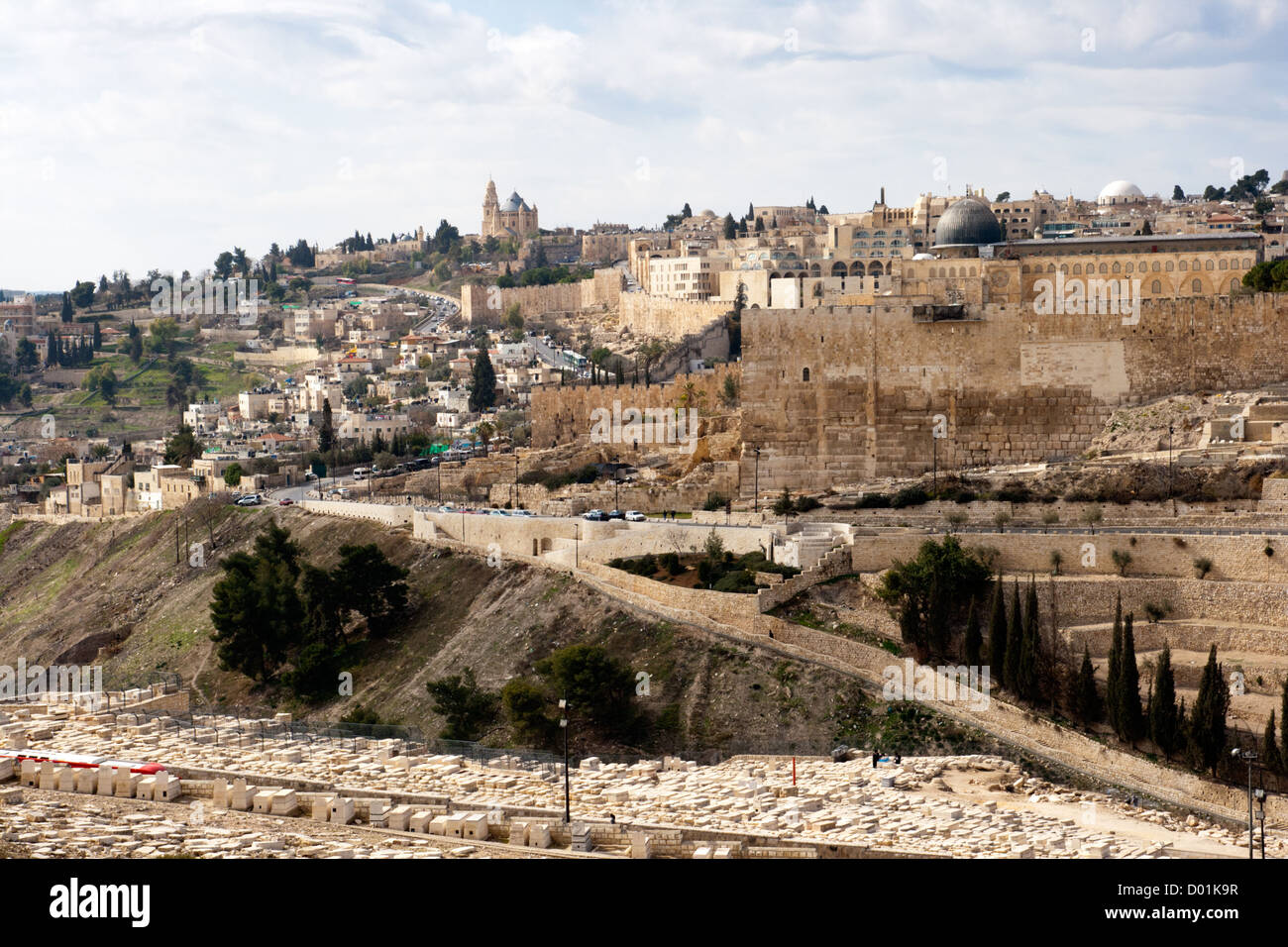 Vista dal Monte degli Ulivi di Gerusalemme e la Dormition Abbey sul monte Sion. Foto Stock