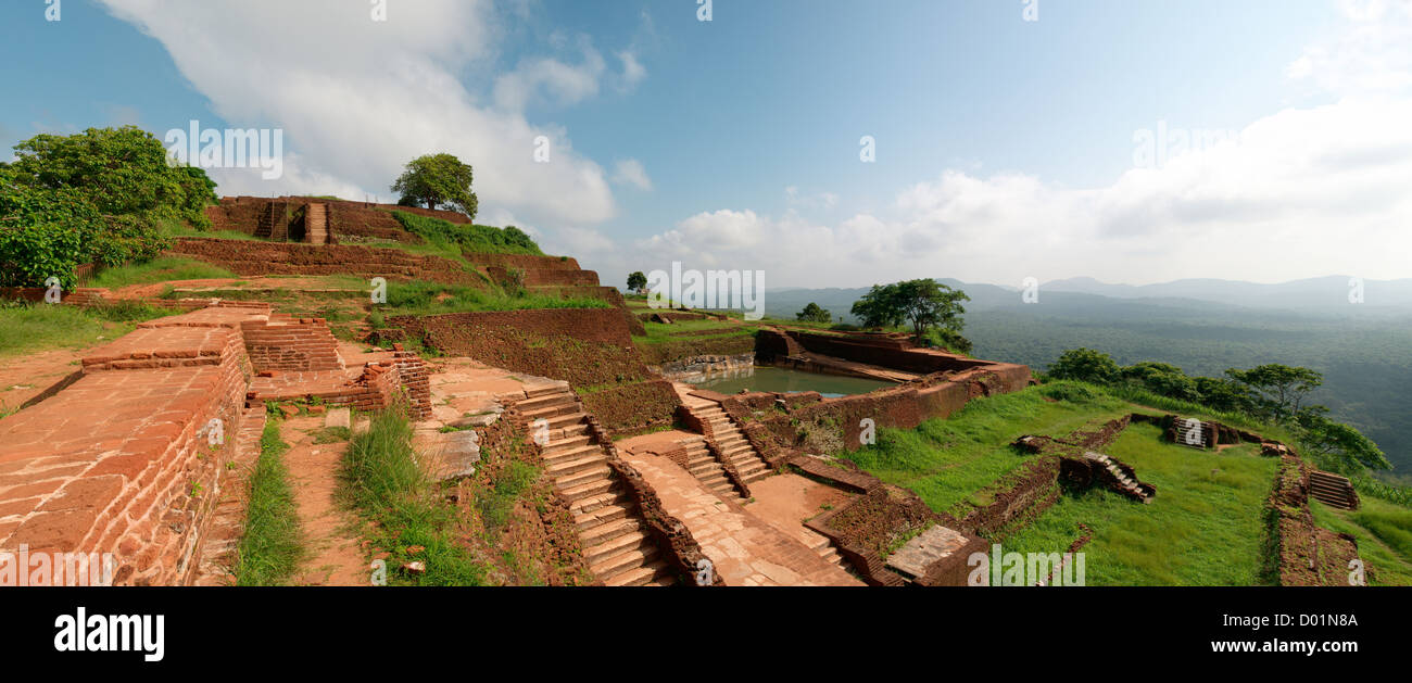 Panorama dell'antica città di Sigiriya (roccia del Leone) fortezza-palazzo rovina nel quartiere centrale di Matale, provincia centrale, Sri Lanka. Foto Stock