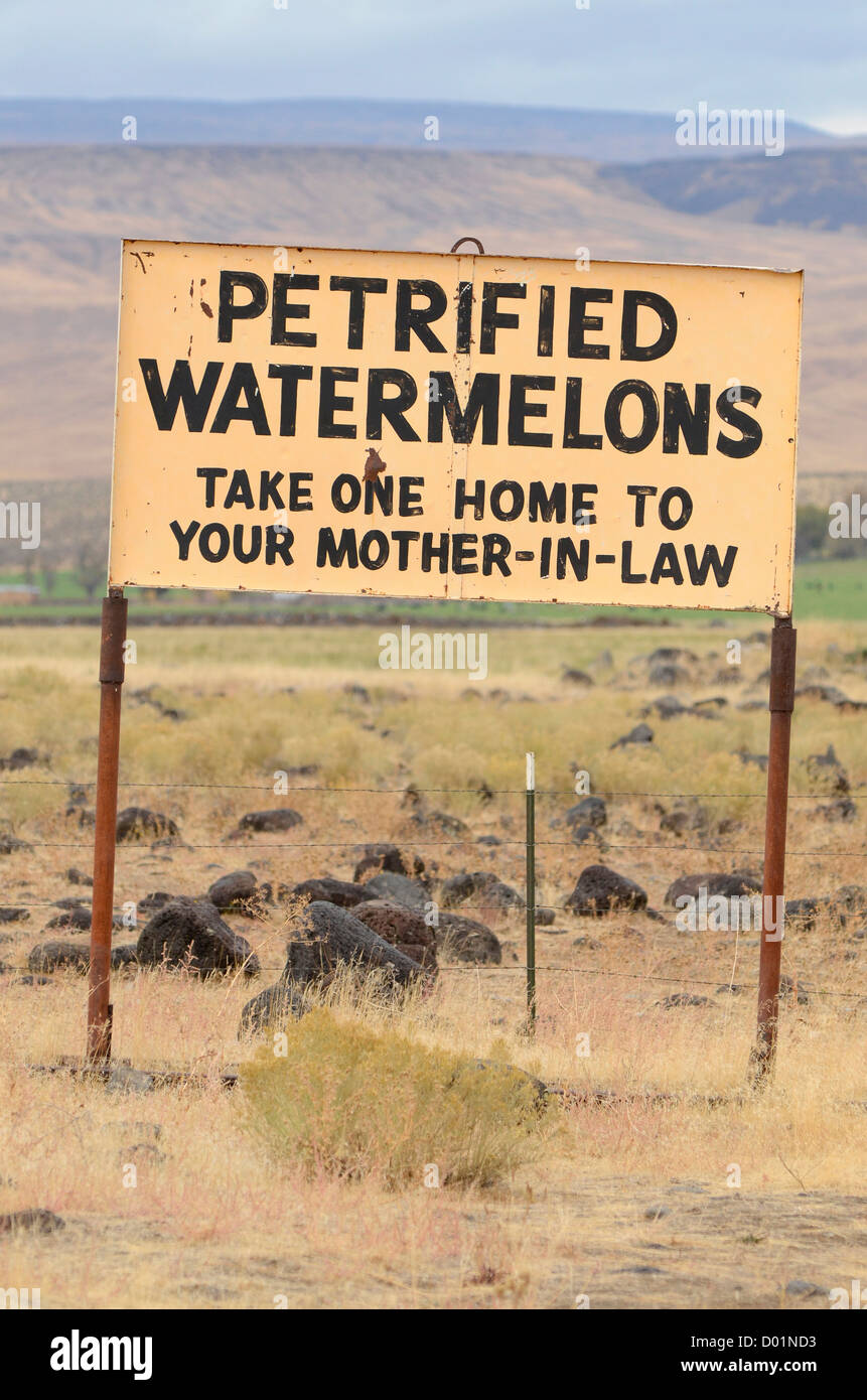 Divertente "pietrificati Cocomeri" segno inviato lungo una strada in Elmore County, Idaho. Foto Stock