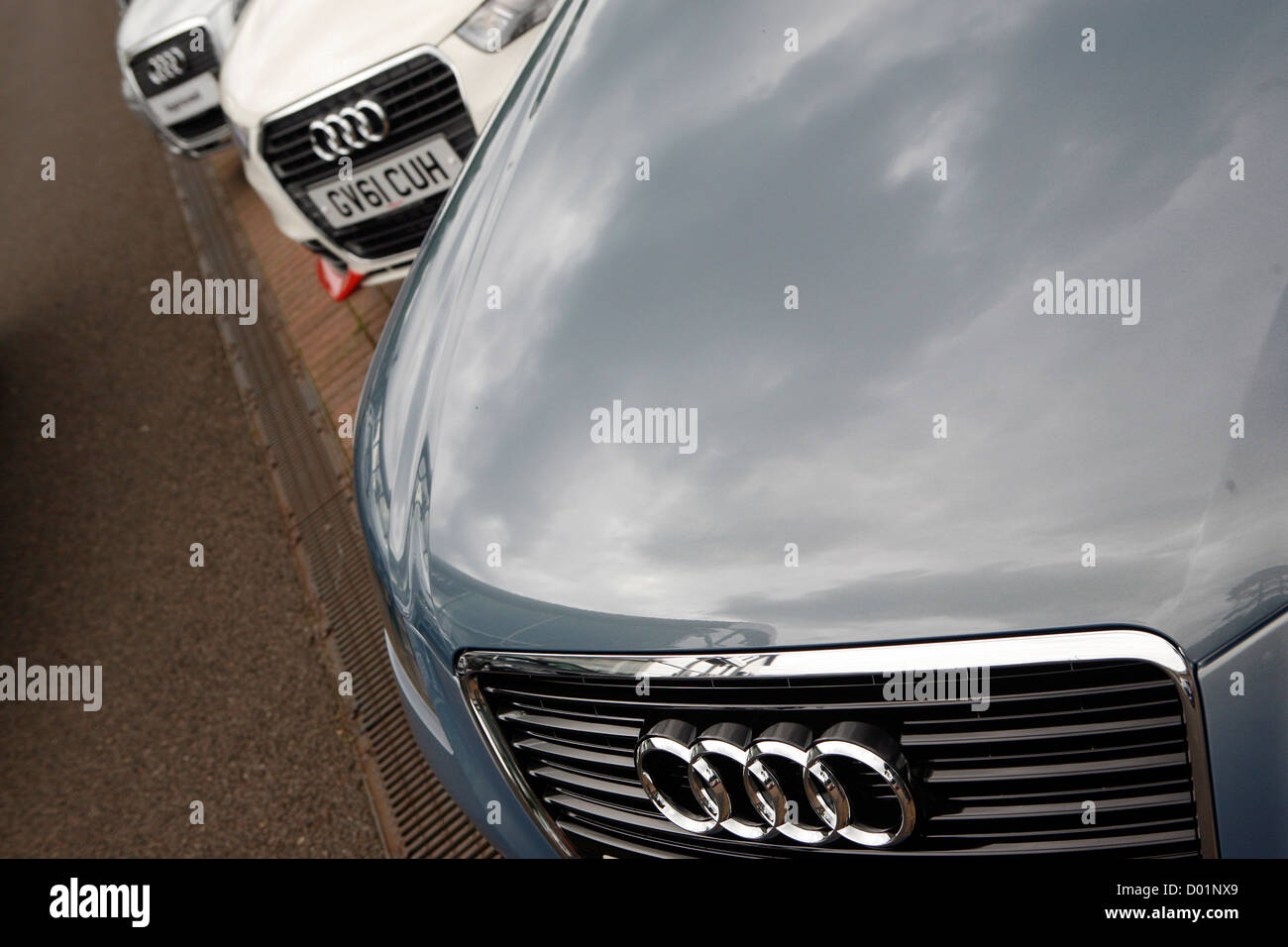 Una linea di automobili per la vendita presso una concessionaria Audi. Foto Stock