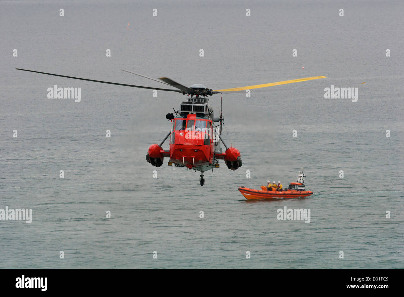 Una ricerca e salvataggio in elicottero da RNAS Culdrose in Cornovaglia, England, Regno Unito, durante un salvataggio in mare di esercizio. Foto Stock