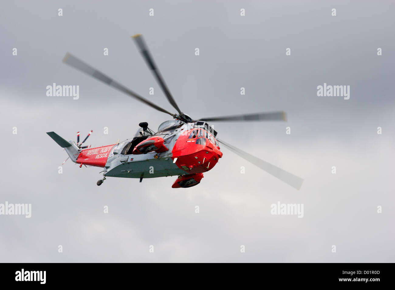 Un elicottero di ricerca e salvataggio da RNAS Culdrose in Cornovaglia, nel sud-ovest dell'Inghilterra, durante un'esercitazione di salvataggio in mare. Foto Stock