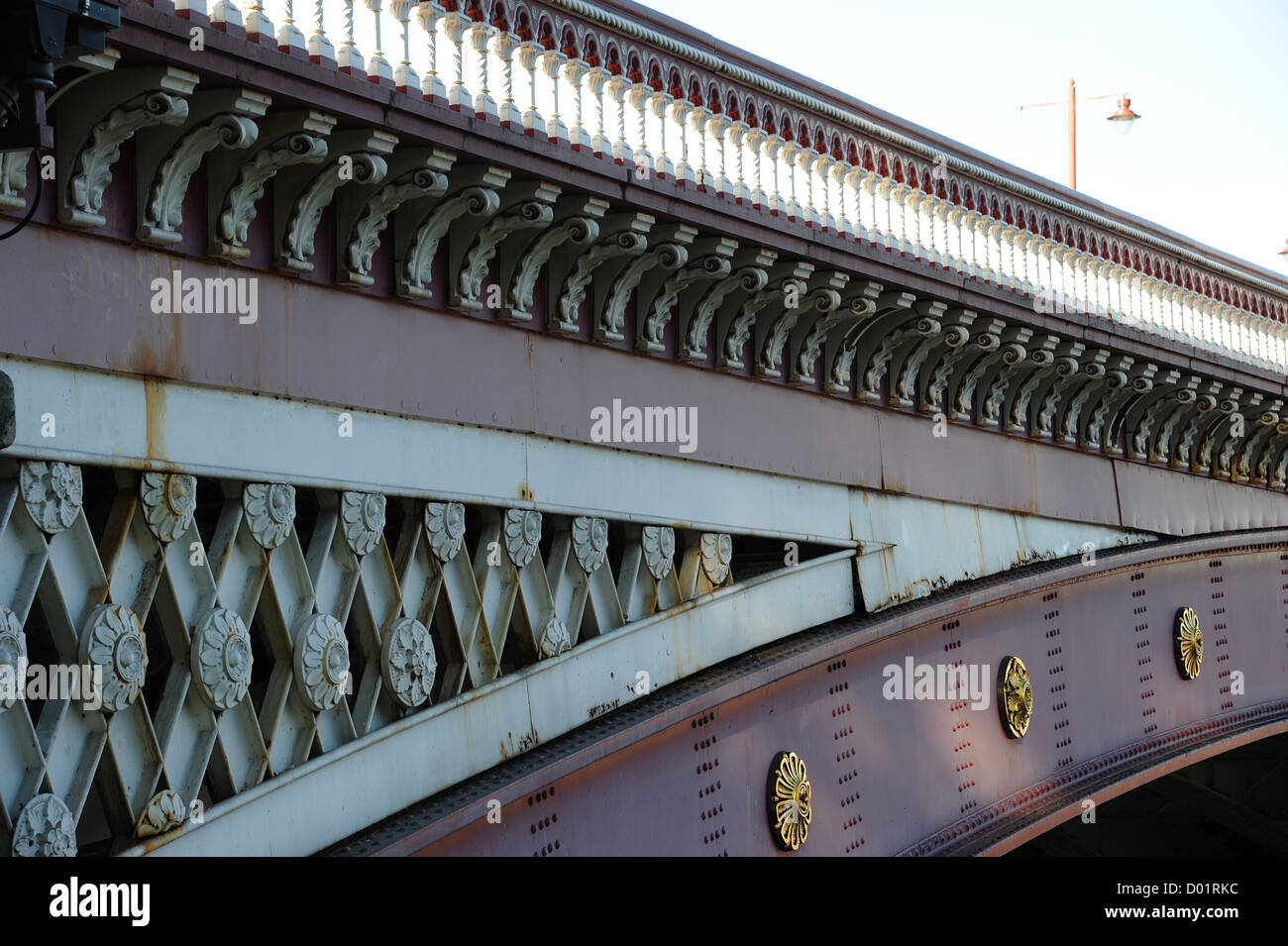 Blackfriars road e la passerella sul fiume Tamigi, Londra. Foto Stock