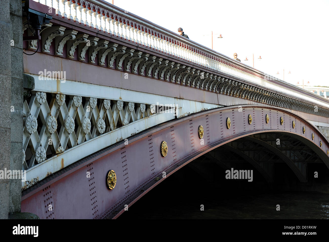Felice papà reca grave podgy carino figlio. Foto Stock