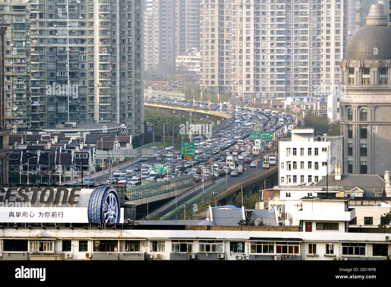 La città di Shanghai il traffico del pomeriggio Foto Stock