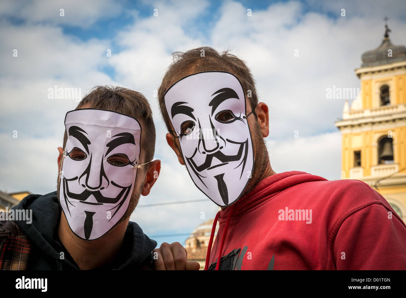 L'italiano dimostra l'usura Guy Fawkes maschere durante una dimostrazione contro austerità massaggiatori in Parma, Italia Foto Stock