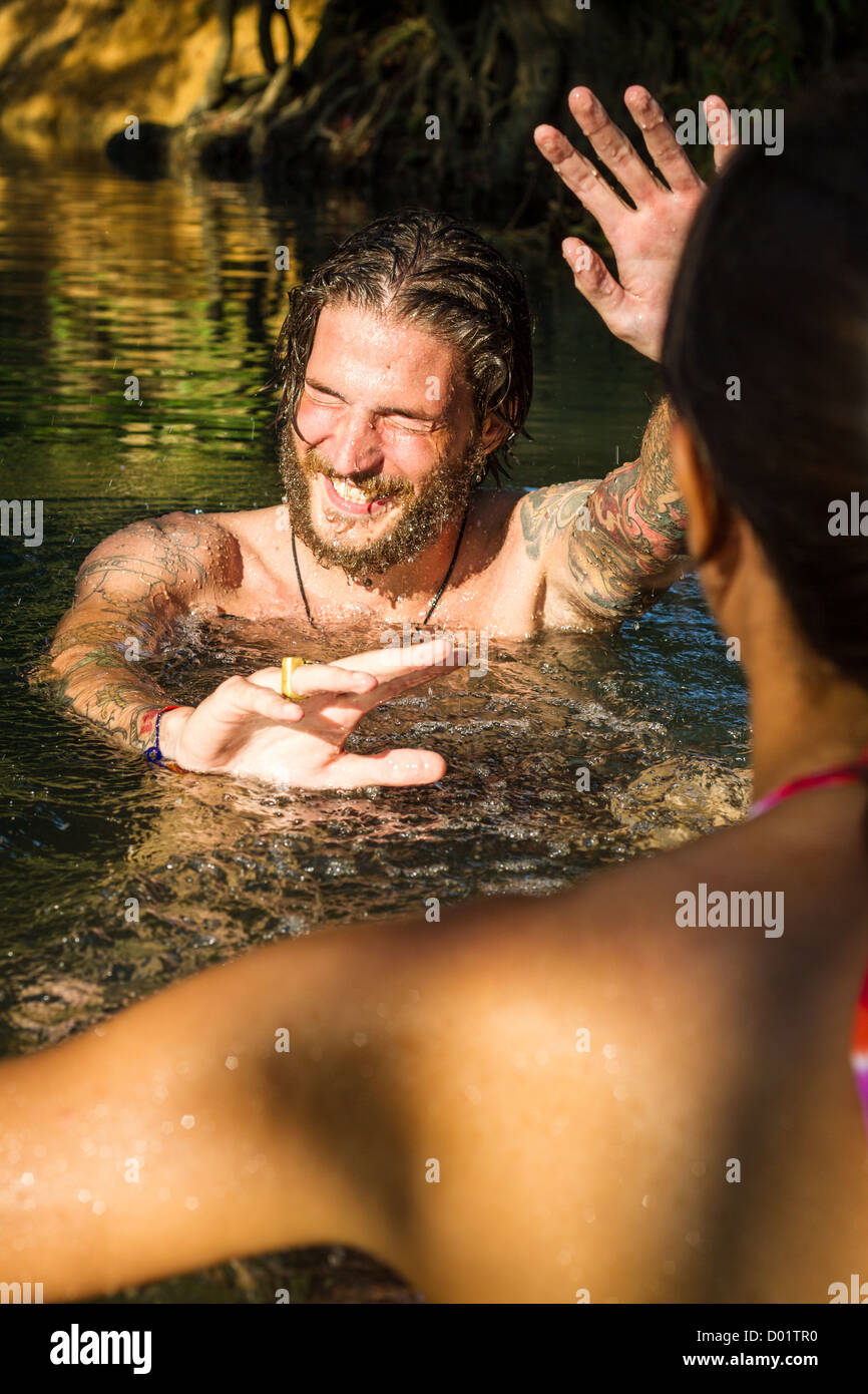 Coppia giovane ha divertimento in acqua Foto Stock