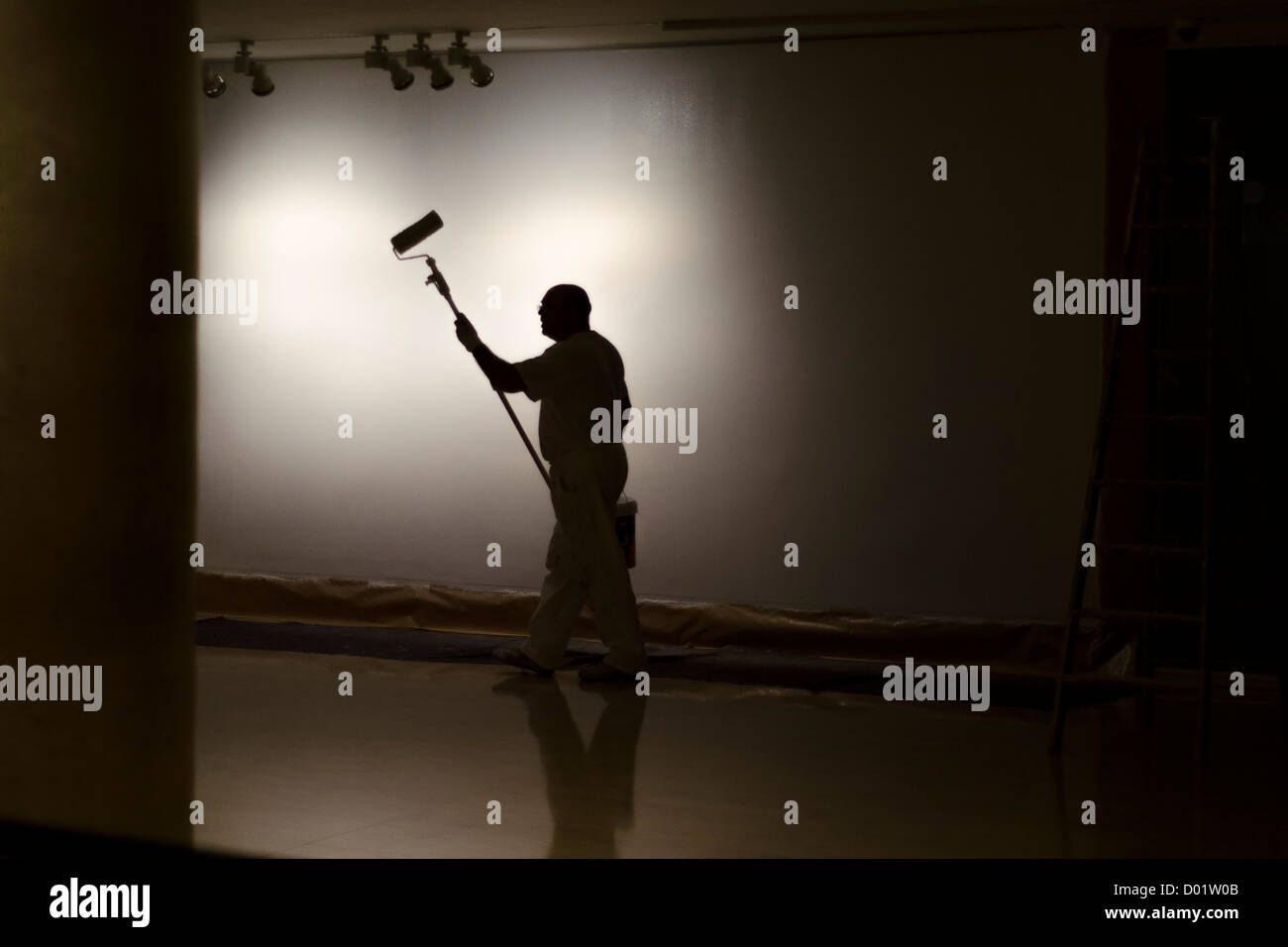 Operatore di preparare un salone espositivo Foto Stock