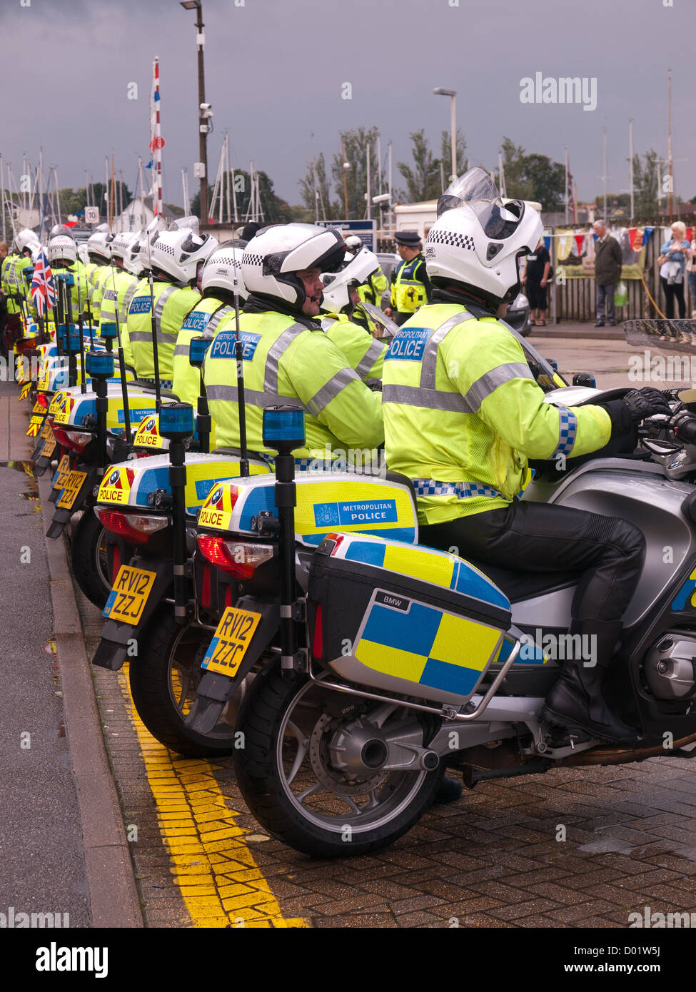 Torcia olimpica Lymington Hampshire England Regno Unito - polizia moto piloti in attesa di correre sul Wightlink traghetto per auto Foto Stock