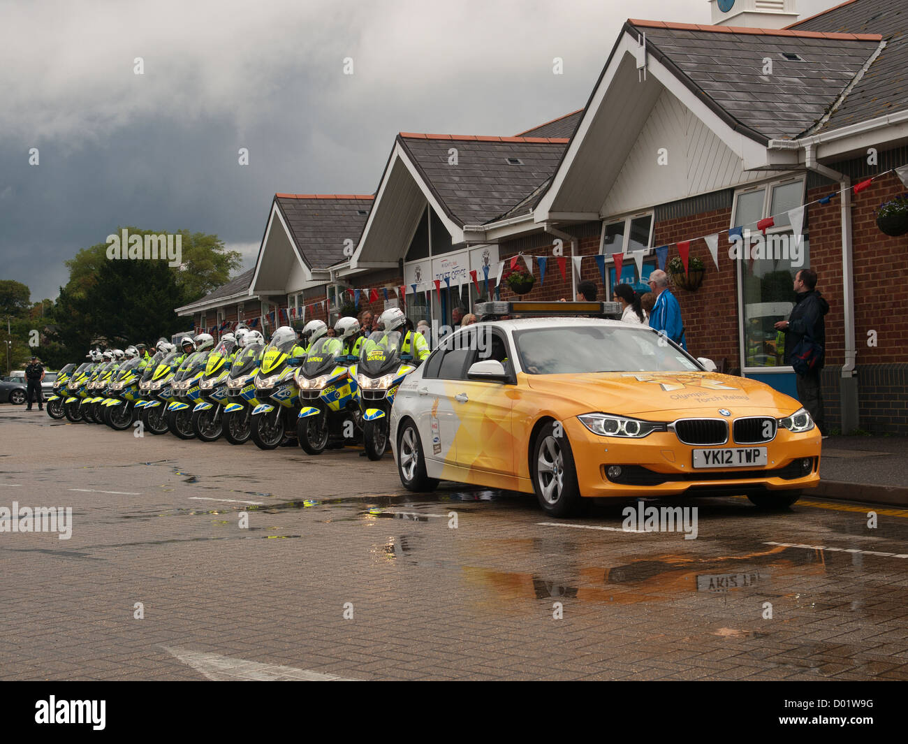 Torcia olimpica Lymington Hampshire England Regno Unito - supporto auto e moto della polizia in attesa di guidare sul Wightlink traghetto per auto Foto Stock