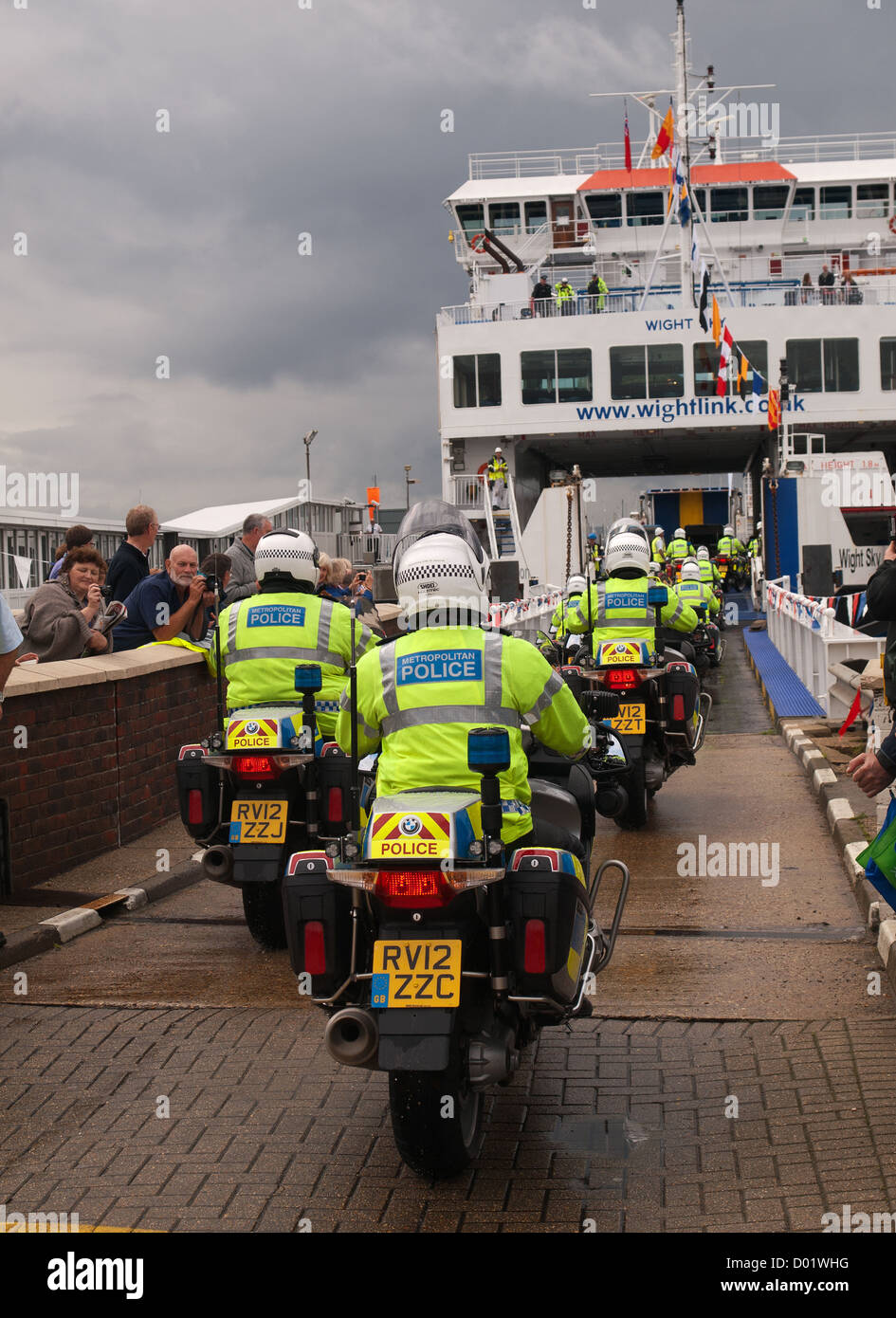 Torcia olimpica Lymington Hampshire England Regno Unito - Metropolitan Police i motociclisti in sella sul Wightlink traghetto per auto Foto Stock