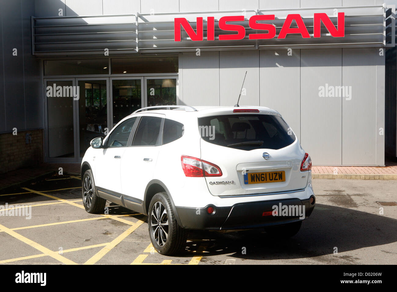 Una Nissan 4x4 parcheggiato di fronte al logo Nissan Foto Stock