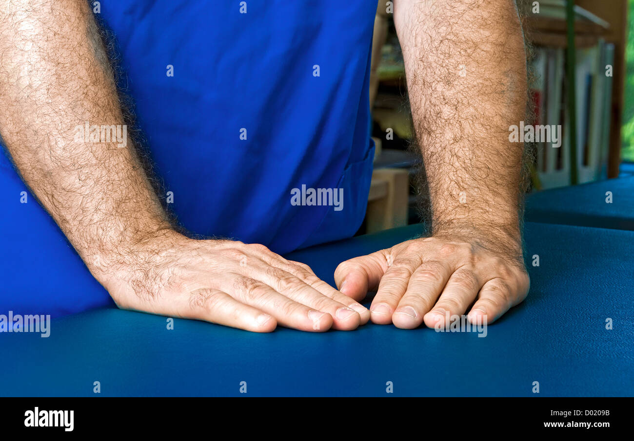 Preparazione per la sessione di reiki Foto Stock