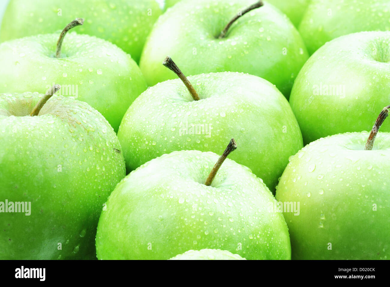 Appena lavato mele verdi pronto per essere consumato. Foto Stock