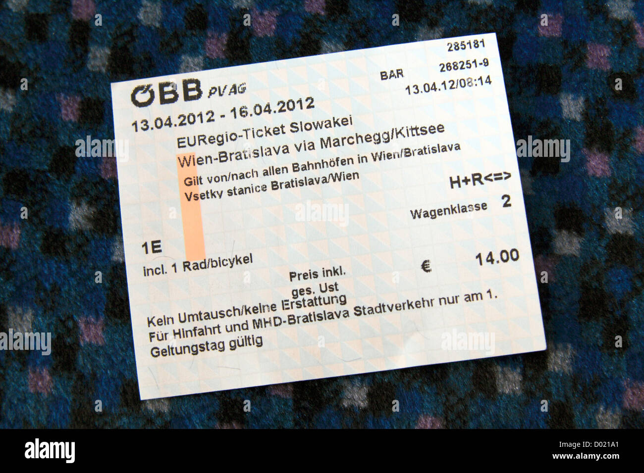 Un Ferrovie austriache (OBB) biglietto del treno di ritorno tra Vienna (Wien) Austria e Bratislava, Slovacchia. Aprile 2012 Foto Stock